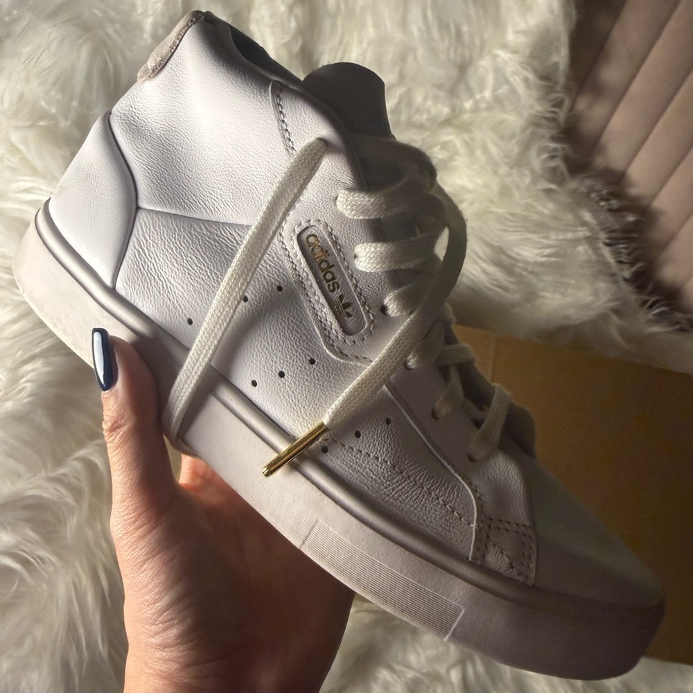 Adidas casual mid-top White Leather base, taupe sneakers with gold accents! 🤍💛